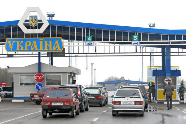 Работа таможенных и пограничных служб Украины на автомобильном пункте пропуска на границе Украины с Россией