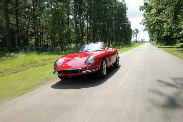 Раритетный суперкар Ferrari 275 GTB продан на американском аукционе за 27,5 миллиона долларов, что стало рекордом для марки. До продажи автомобиль принадлежал семье Эдди Смита, основателя торговой фирмы National Wholesale Company. После торгов машина отошла неизвестному покупателю. Все вырученные средства бывший владелец намерен направить на благотворительность.