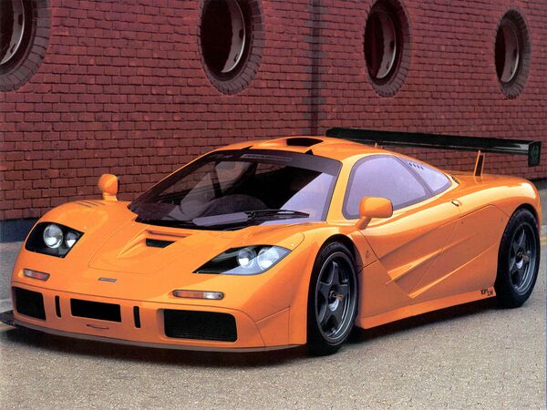 Цена автомобиля McLaren F1 LM 1995 - 4 миллиона долларов. Автомобиль имеет богатейшую историю, а поначалу выпускался на основе легендарного McLaren F1 GTR для гонок Ле-Ман. Впоследствии McLaren F1 LM стал самым быстрым городским автомобилем и долго держал эту позицию.