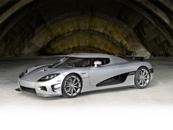 Koenigsegg CCXR Trevita 2010 - 4,8 миллиона долларов. Trevita ограничена только тремя экземплярами, отсюда и название Trevita, что со шведского переводится как три белых. Trevita Koenigsegg имеет серебристо-белую расцветку, выполнена из углеродного композитного материала, при солнечной погоде она сверкает как множество бриллиантов. Помимо того, что это одна из самых дорогих машин мира она входит в топ-10 самых быстрых машин в мире. С максимальной скоростью в 402 км/ч и разгоном до 100 км/ч за 2.9 секунды.