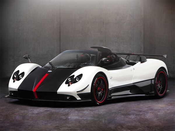 Pagani Zonda Cinque Roadster – 2 миллиона долларов. Это одна из самых экзотических машин в списке. Было выпущено всего пять экземпляров. Корпус кабриолета целиком сделан из карбона. Благодаря этому он очень легкий, а его двигатель Mercedes AMG V12 мощностью 678 л.с. позволяет разгоняться до 100 км/ч за 3,4 секунды. Максимальная скорость составляет 350 км/ч.