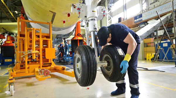 Монтажные работы в самолете Sukhoi Superjet 100 в цехе окончательной сборки