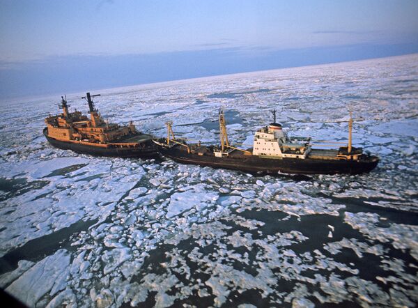 Атомный ледокол Арктика во главе каравана судов в море Лаптевых.