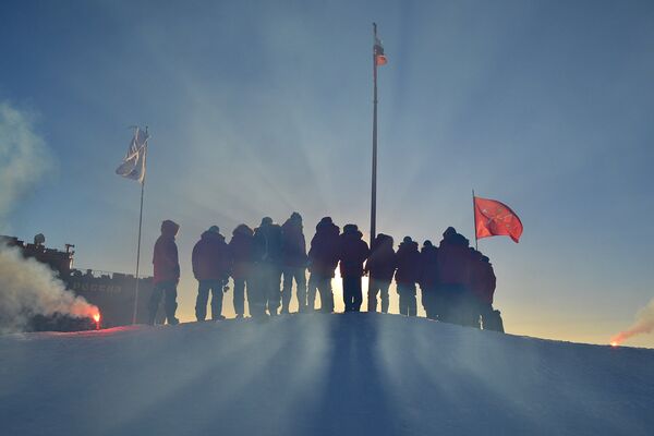 Российские полярники, прибывшие в Арктику для развертывания новой дрейфующей станции СП-40.