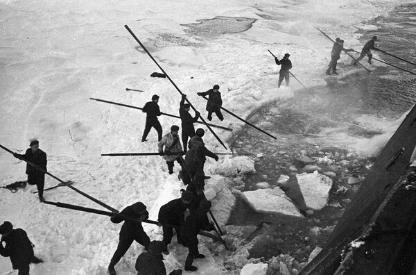 Аврал на ледоколе Красин в Восточно-Сибирском море.