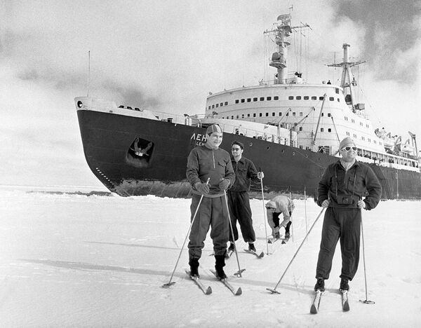 Члены экипажа атомохода Ленин на лыжной прогулке в момент короткой стоянки корабля во льдах.