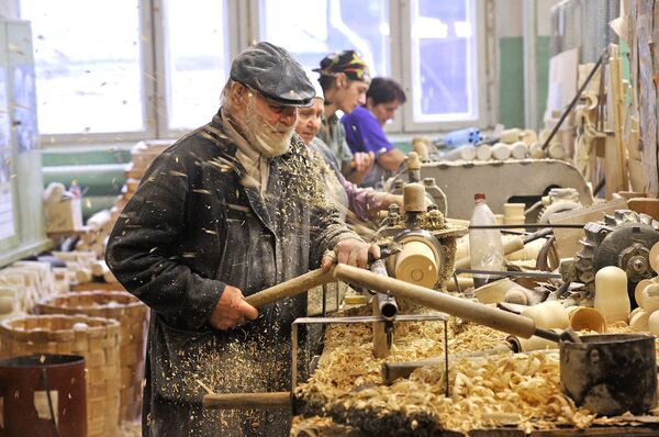 Рабочие токарно-ложкарного цеха вытачивают деревянные изделия для дальнейшей обработки
