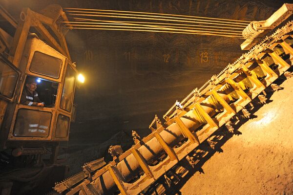 Кратцер-кран работает в подземном складе руды