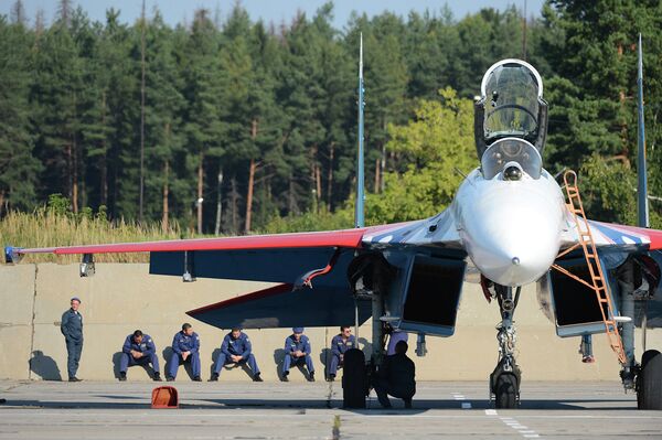 Сначала пилоты проверяют фигуры на большой высоте и постепенно, день за днем, снижаются. На фото: истребитель Су-27 пилотажной группы Русские витязи на аэродроме в Кубинке.