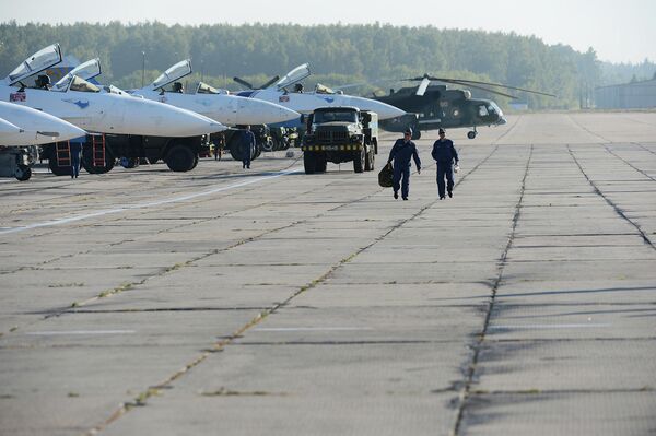 Подготовка к тренировочным полетам участников авиасалона МАКС-2013.