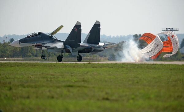 Истребитель Су-30СМ впервые примет участие в авиасалоне МАКС. Су-30СМ обладает сверхманевренностью, оснащен радиолокатором с фазированной антенной решеткой, двигателями с управляемым вектором тяги. Военные летчики отмечают высокие возможности самолета Су-30СМ по одновременному обнаружению и поражению нескольких целей как в воздухе, так и на земле.