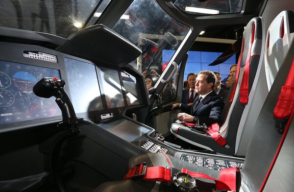 Председатель правительства РФ Дмитрий Медведев осмотрел кабину пилота вертолета Ка-62 во время посещения павильона ОАО Объединенная промышленная корпорация Оборонпром.