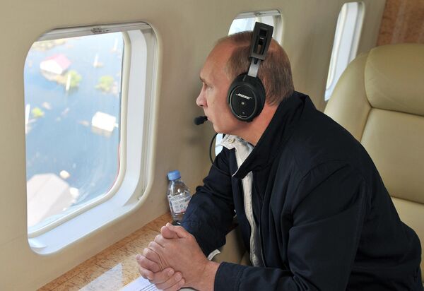 Президент России Владимир Путин осматривает районы, пострадавшие от наводнения в Амурской области