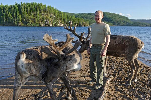 Владимир Путин с оленями во время визита в Саяно-Шушенский биосферный заповедник. 26 июля 2013 года.