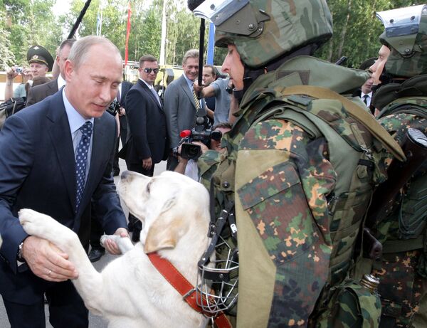 Путин во время посещения Отдельной дивизии оперативного назначения внутренних войск МВД России в подмосковной Балашихе. 22 июля 2011 года.