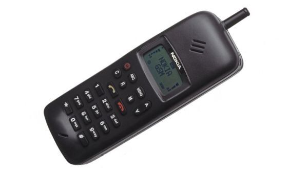 В 1992 году Nokia выпускает свой первый цифровой портативный телефон формата GSM – Nokia 1011