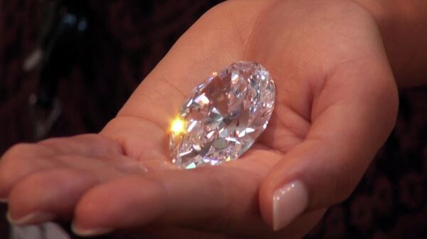 Самый крупный в мире бриллиант размером с голубиное яйцо показали в Нью-Йорке