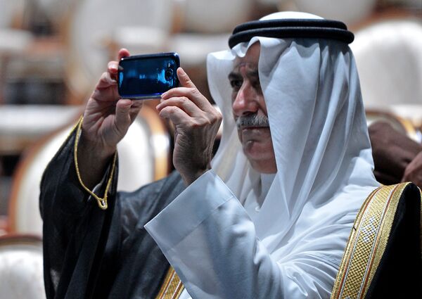Министр финансов Саудовской Аравии Ибрагим Абдулазиз аль-Ассаф снимает фонтаны Петергофа