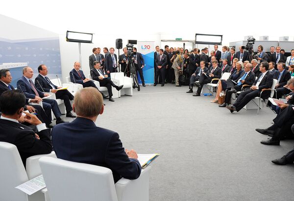 Президент России Владимир Путин во время встречи с представителями деловых кругов Business 20 и и профсоюзов Labour 20 в рамках саммита Группы двадцати