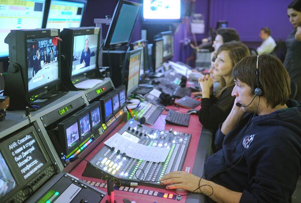Сотрудники телеканала Дождь работают в студии во время эфира.