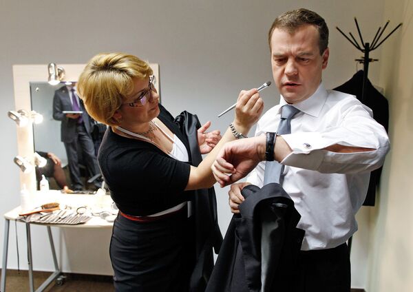 Последние штрихи макияжа Дмитрия Медведева перед пресс-конференцией в бизнес-школе в Сколково.