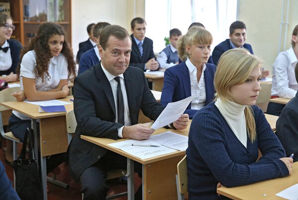 Дмитрий Медведев во время посещения урока в День знаний