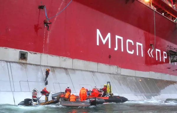 Активисты Гринпис забрались на нефтяную платформу Приразломная в Печорском море Активисты Гринпис забрались на нефтяную платформу Приразломная в Печорском море