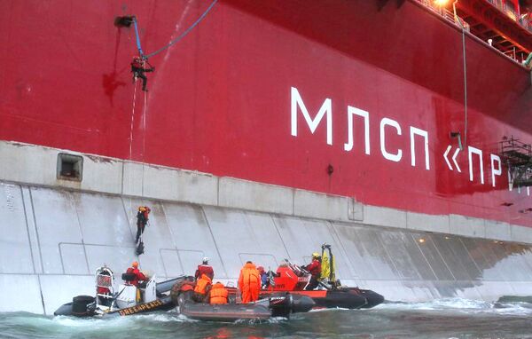 Активисты Гринпис забрались на нефтяную платформу Приразломная в Печорском море