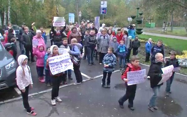 Ученики столичной школы № 740 протестуют против закрытия учебного заведения за нарушение санитарных норм