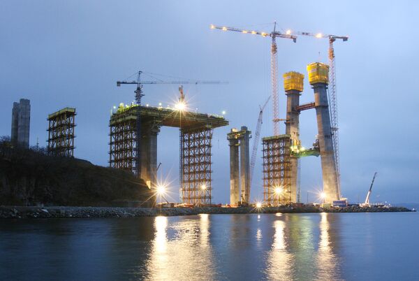 Строительство моста через пролив Босфор Восточный на остров Русский в рамках подготовки к саммиту АТЭС 2012 года во Владивостоке