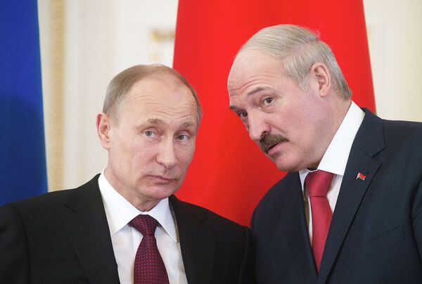 Президент РФ Владимир Путин (слева) и президент Республики Белоруссия Александр Лукашенко