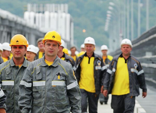 Рабочие идут на смену в компании Роснефть