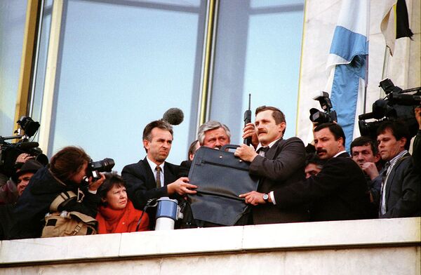 А.Руцкой выступает с балкона Дома Совета министров РФ 3 октября 1993 года