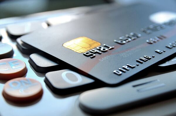 Сбербанк повышает комиссии за трансграничные операции по картам Visa