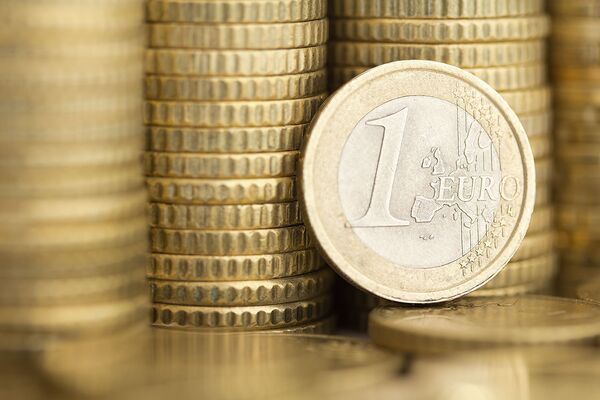 Евро обновил исторический максимум, поднявшись выше уровня 48,46 руб