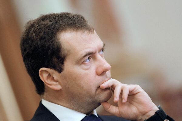 Медведев: сохранять рабочие места любой ценой - неправильно
