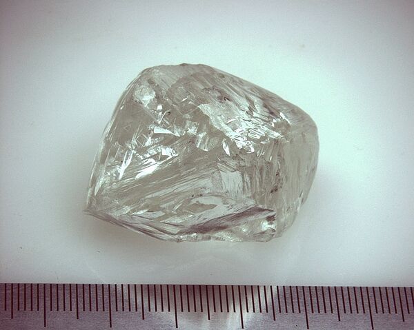 Алмаз массой 235 карат, добытый компанией АЛРОСА на трубке Юбилейная
