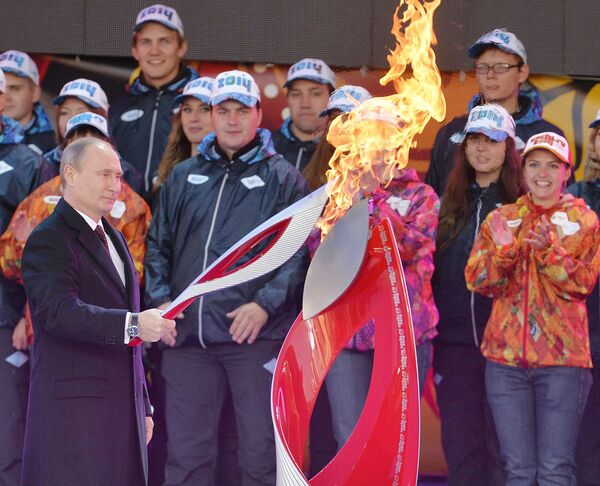 Президент РФ Владимир Путин во время торжественной церемонии зажжения чаши олимпийского огня на Красной площади