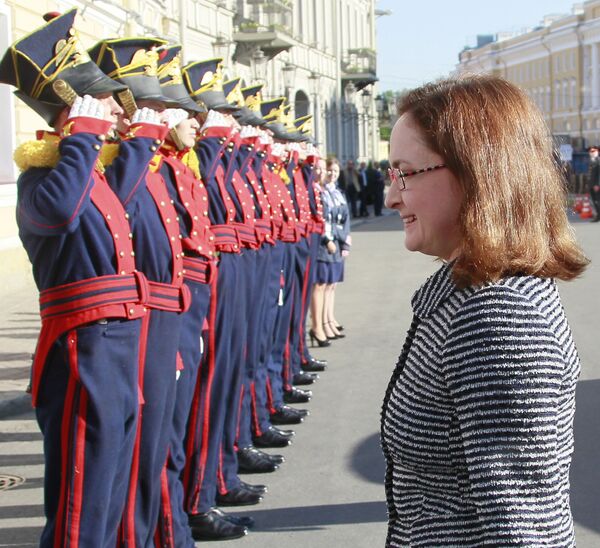 Помощник президента РФ Эльвира Набиуллина перед приемом оргкомитета Петербургского международного экономического форума в Государственной академической капелле (рекадрированный).