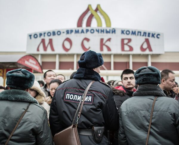 Полиция проводит проверку миграционного законодательства в ТЦ Москва в Люблино