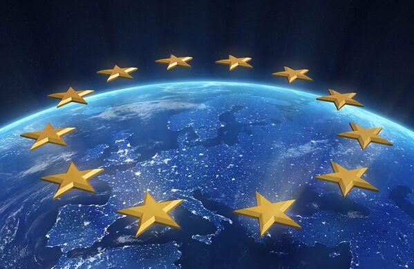 Европа. Принято думать, что низкие темпы экономического роста, отсутствие прогресса по основным реформам, неопределенность относительно роли Великобритании в Европе и усиление правых популистских идей, являются поводом для разговоров о мрачном будущем для Европы. Мы все видим по-другому. Сближение взглядов главы Европейского центрального банка Марио Драги и канцлера Германии Ангелы Меркель и их готовность принять любые необходимые меры для защиты евро, создает твердую опору для европейского финансового сектора.  Несмотря на то, что антиевропейские партии набирают обороты, они все еще не в состоянии бороться за власть или даже создавать правящие коалиции где-либо, за исключением пары стран. Они получили больше мест в Европейском парламенте, но их националистические программы и недоверие к остальным партиям не позволяют им набрать политический вес. Европа находится сейчас в таком состоянии, когда ей в ближайшем будущем не грозит ни восстановление роста, ни кризис, ни развал еврозоны.