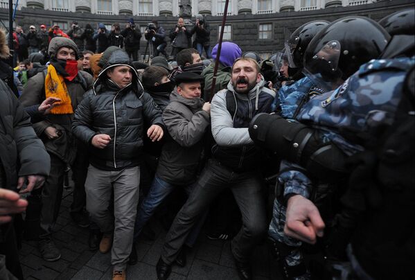 Участники митинга За европейскую Украину за подписание соглашения об ассоциации с Евросоюзом и сотрудники спецподразделения Беркут на Европейской площади в Киеве.