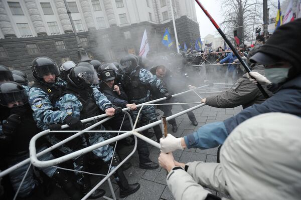 Участники митинга За европейскую Украину за подписание соглашения об ассоциации с Евросоюзом и сотрудники спецподразделения Беркут на Европейской площади в Киеве.