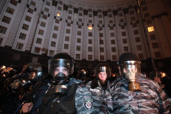 Сотрудники милиции во время митинга За европейскую Украину за подписание соглашения об ассоциации с Евросоюзом в Киеве.
