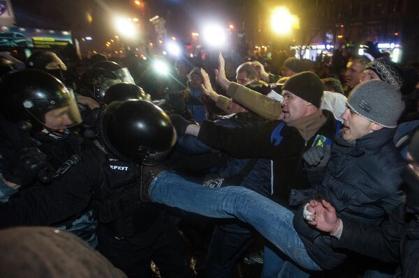 Столкновение сторонников евроинтеграции Украины и сотрудников спецподразделений милиции при попытке правоохранителей прорваться на территорию палаточного городка оппозиции на Европейской площади в Киеве.