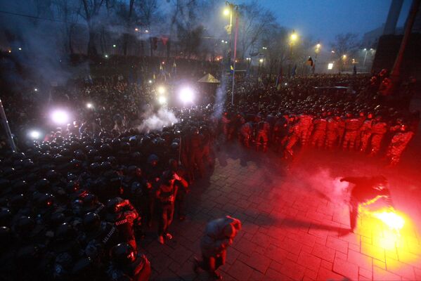 Участники митинга За европейскую Украину за подписание соглашения об ассоциации с Евросоюзом и сотрудники спецподразделения Беркут на Европейской площади в Киеве.