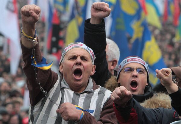 Участники митинга За европейскую Украину за подписание соглашения об ассоциации с Евросоюзом на Европейской площади в Киеве.
