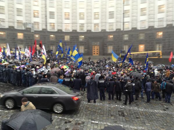 Митингующие возле здания правительства Украины в Киеве 25 ноября 2013 года.