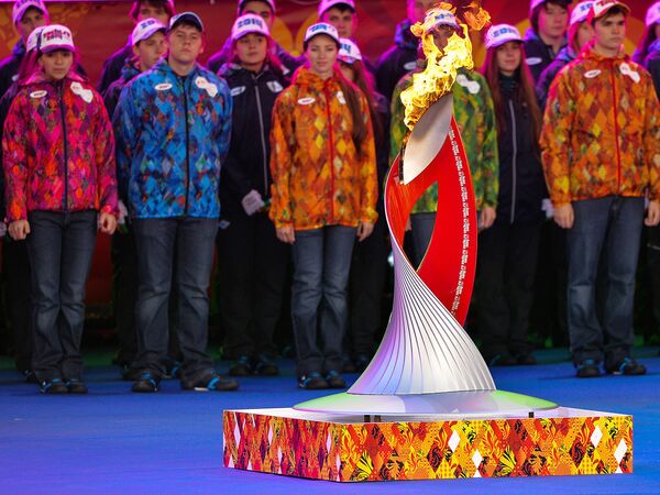 Старт эстафеты Олимпийского огня: торжественная церемония зажжения чаши на Красной площади в октябре 2013 года.
