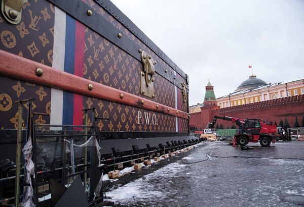 В ноябре 2013 года на Красной площади был поставлен павильон, выполненный в форме сундука модного дома Louis Vuitton. Позже конструкцию было решено демонтировать.